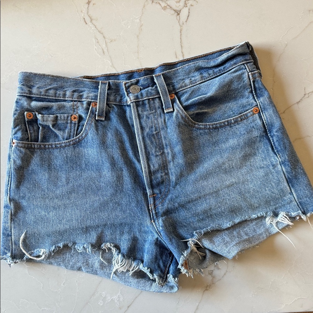 Levi’s 501 button fly Jean short w26